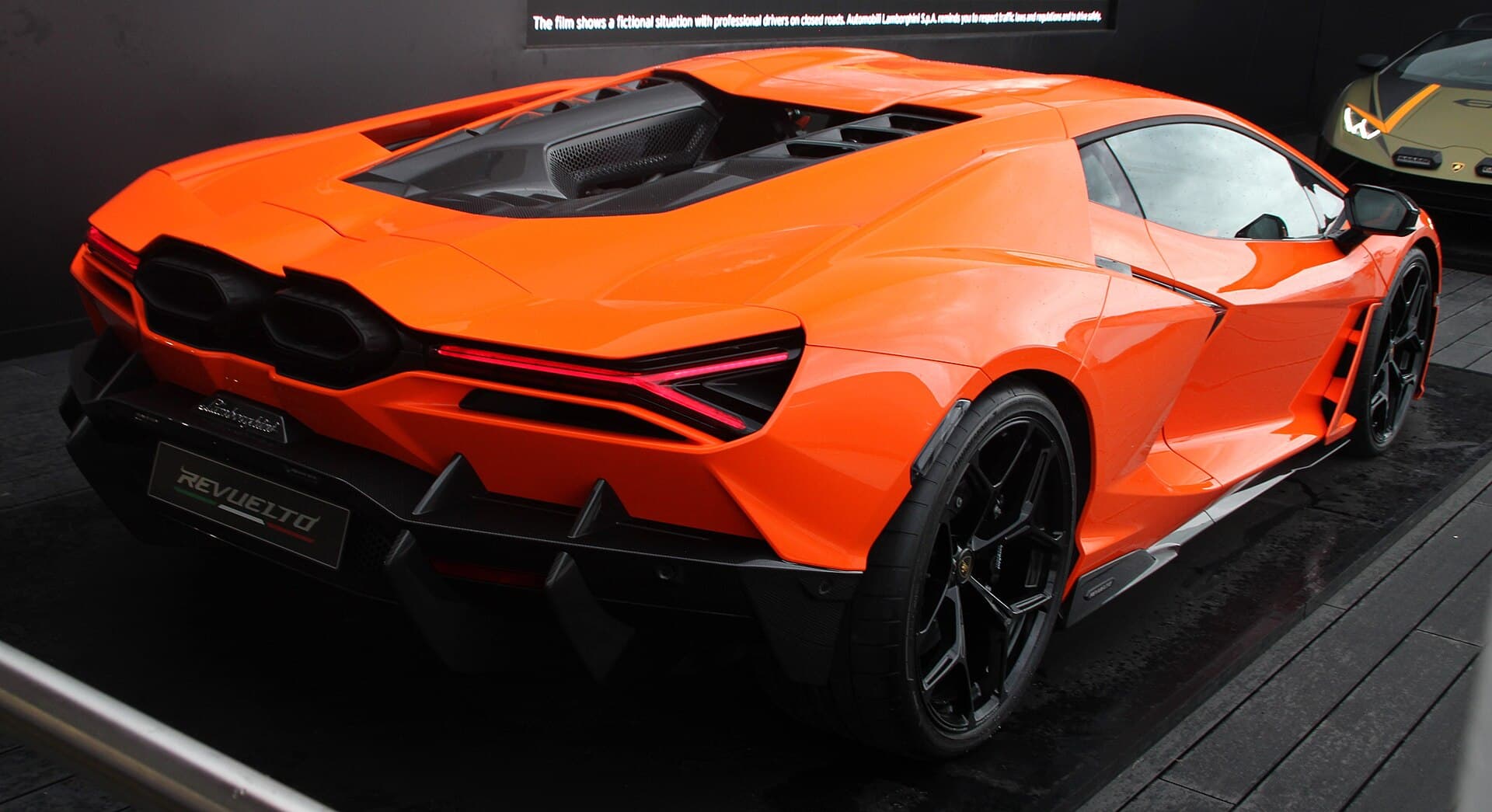 Lamborghini Revuelto, view 2