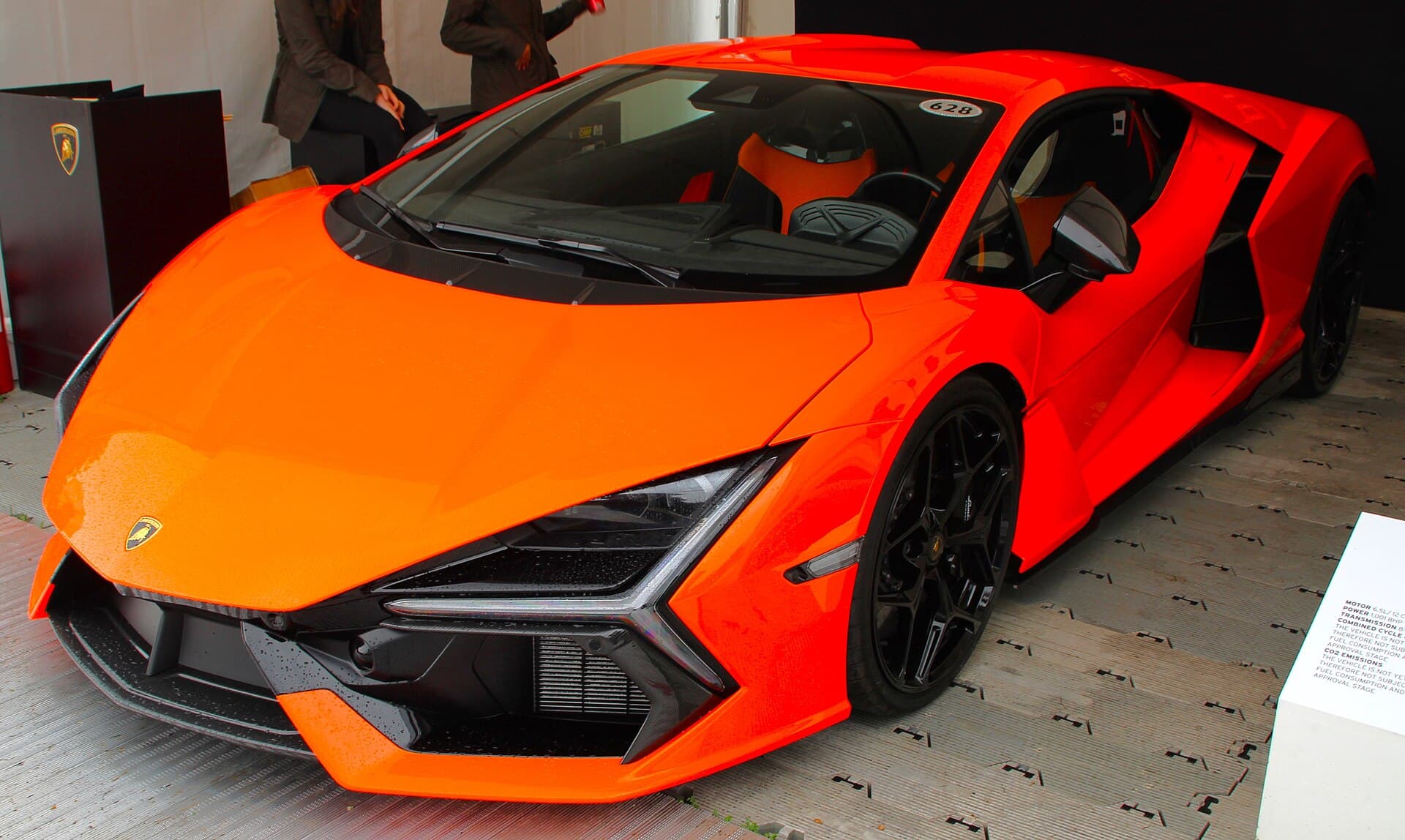 Lamborghini Revuelto, view 3