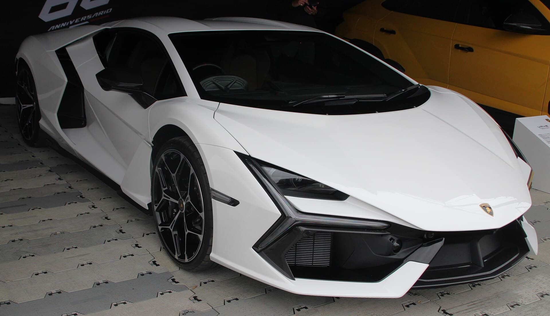 Lamborghini Revuelto