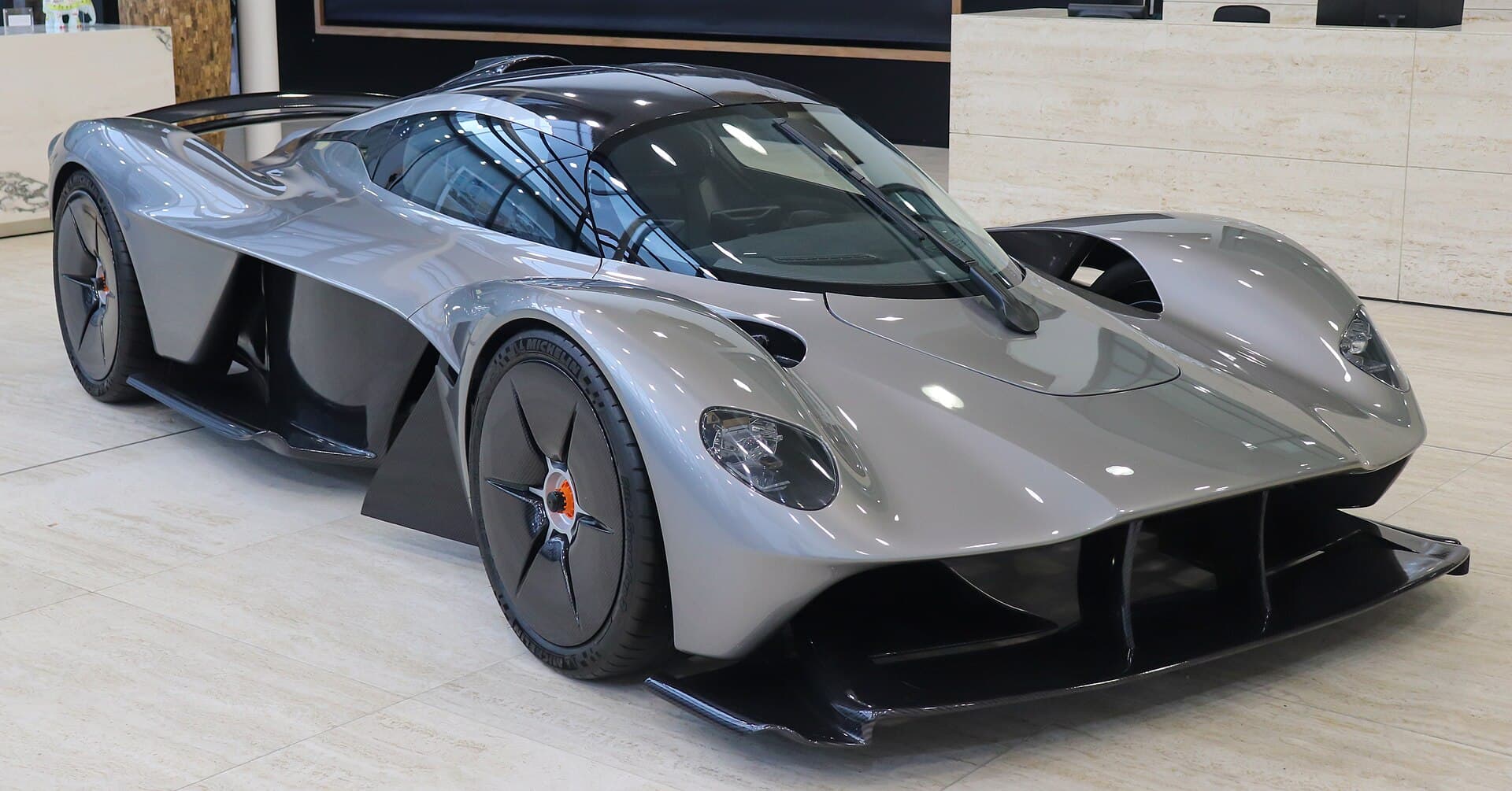 Aston Martin Valkyrie, view 1